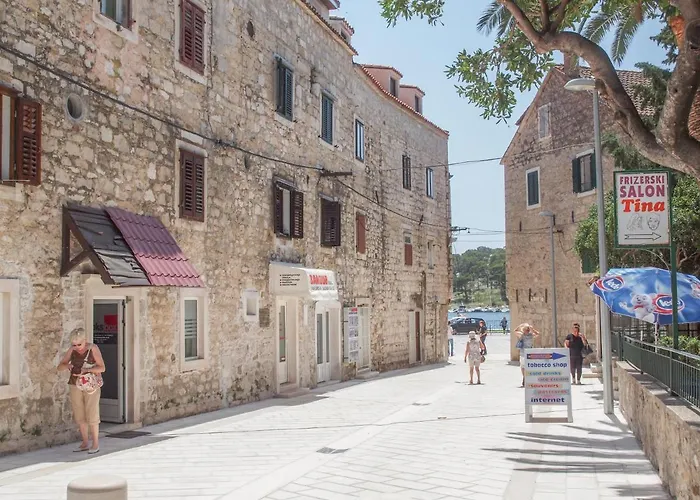 Lanterna * Makarská